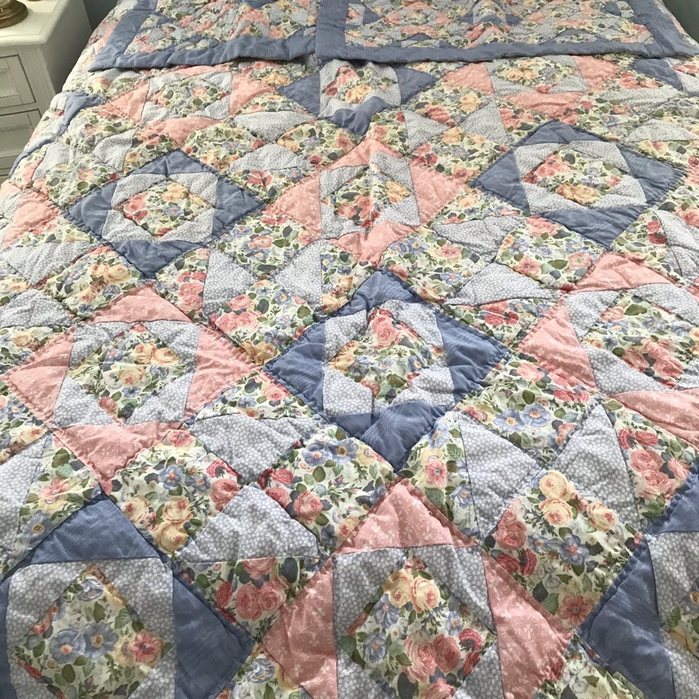 Laura Ashley twin size quilt W/2 pillow shams